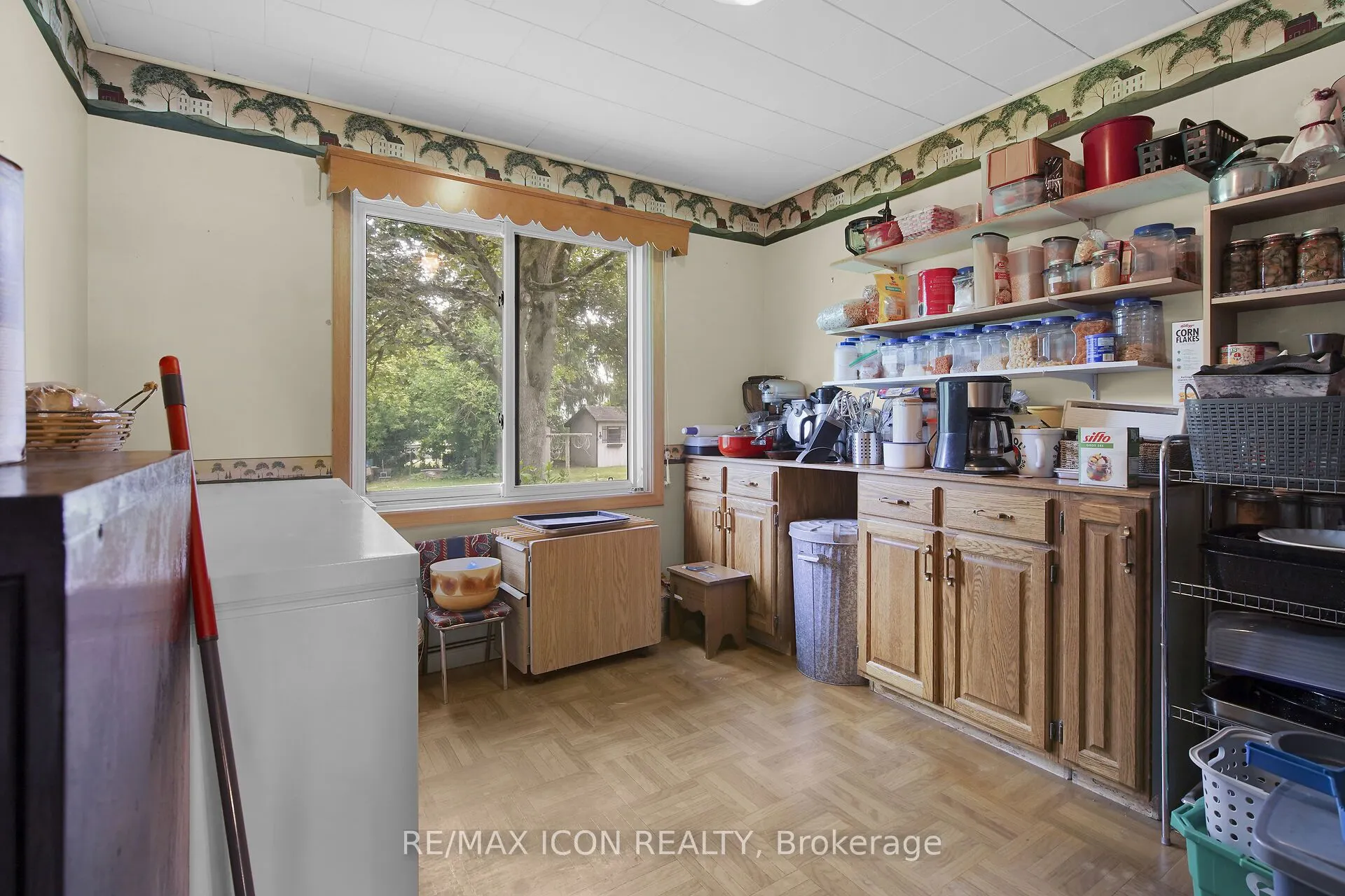 103 Brock Street E