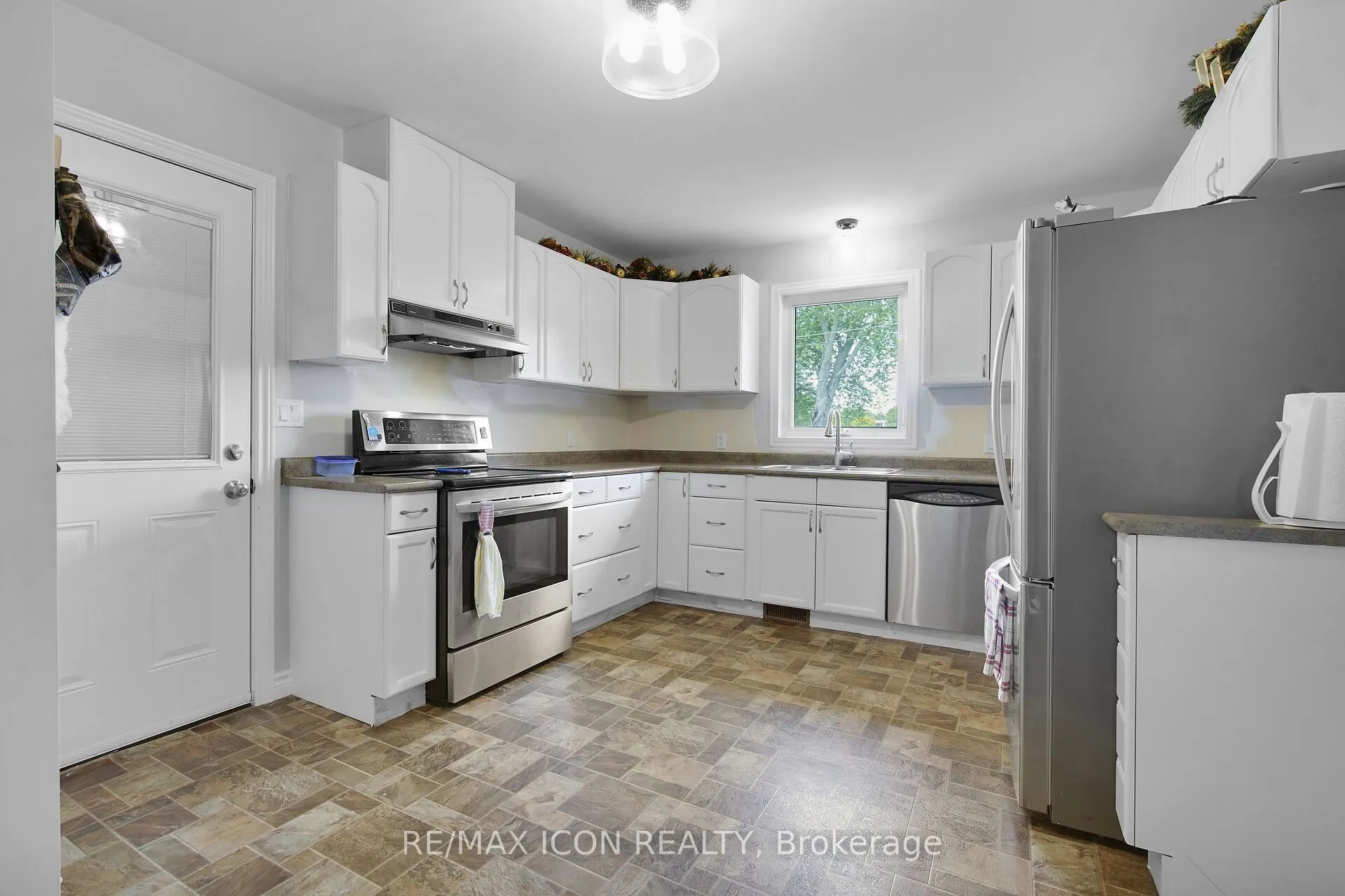 103 Brock Street E