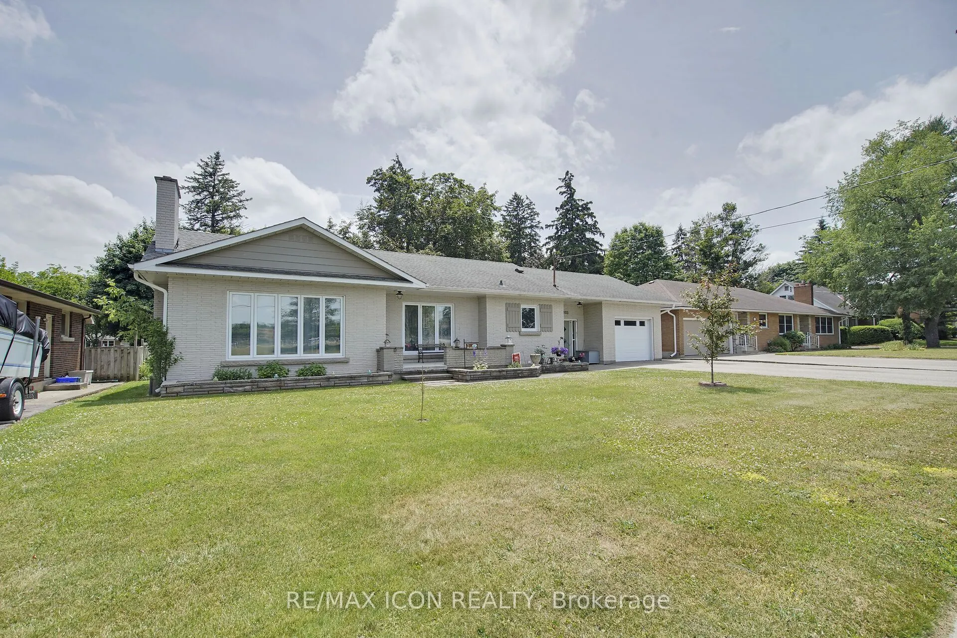 103 Brock Street E