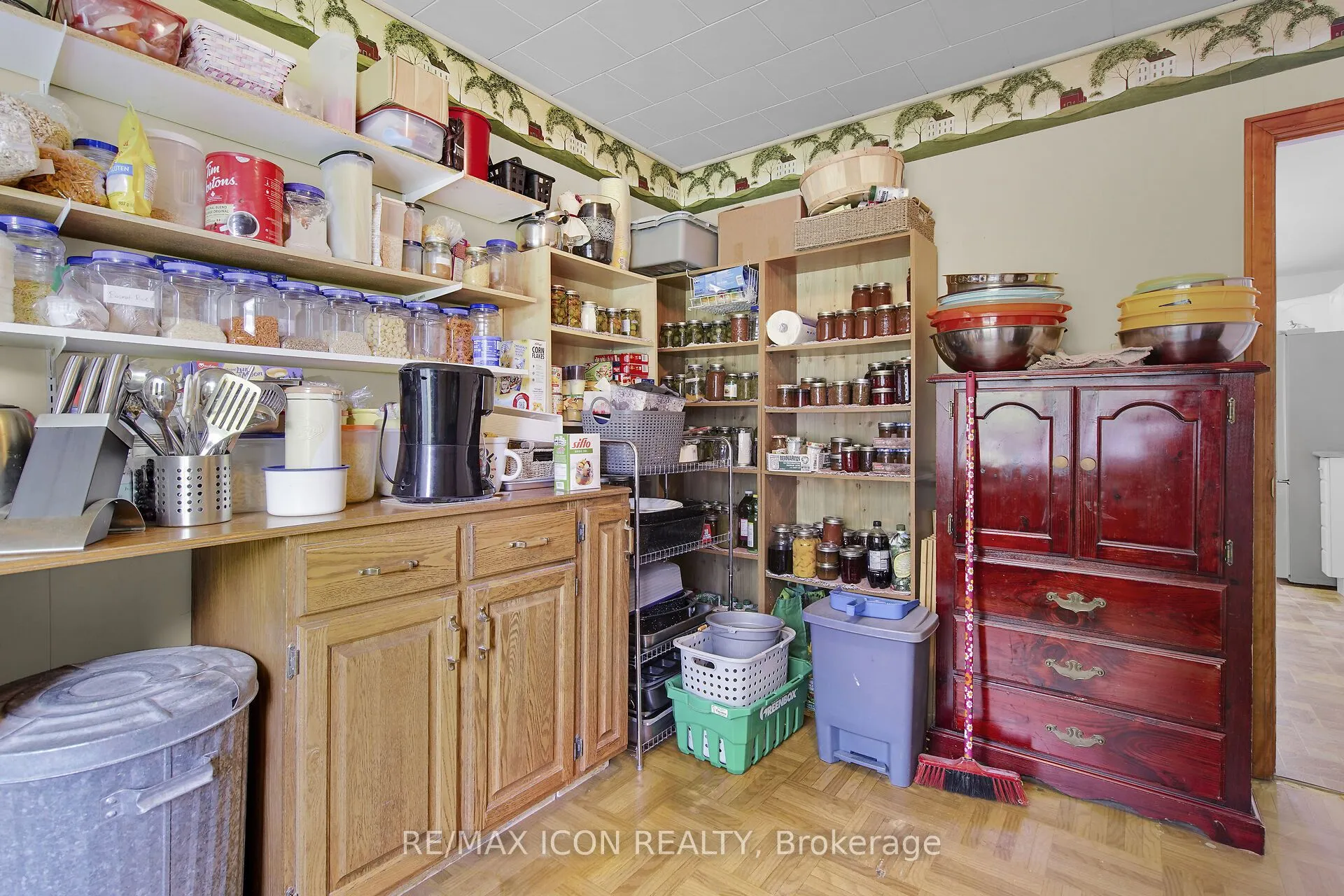103 Brock Street E