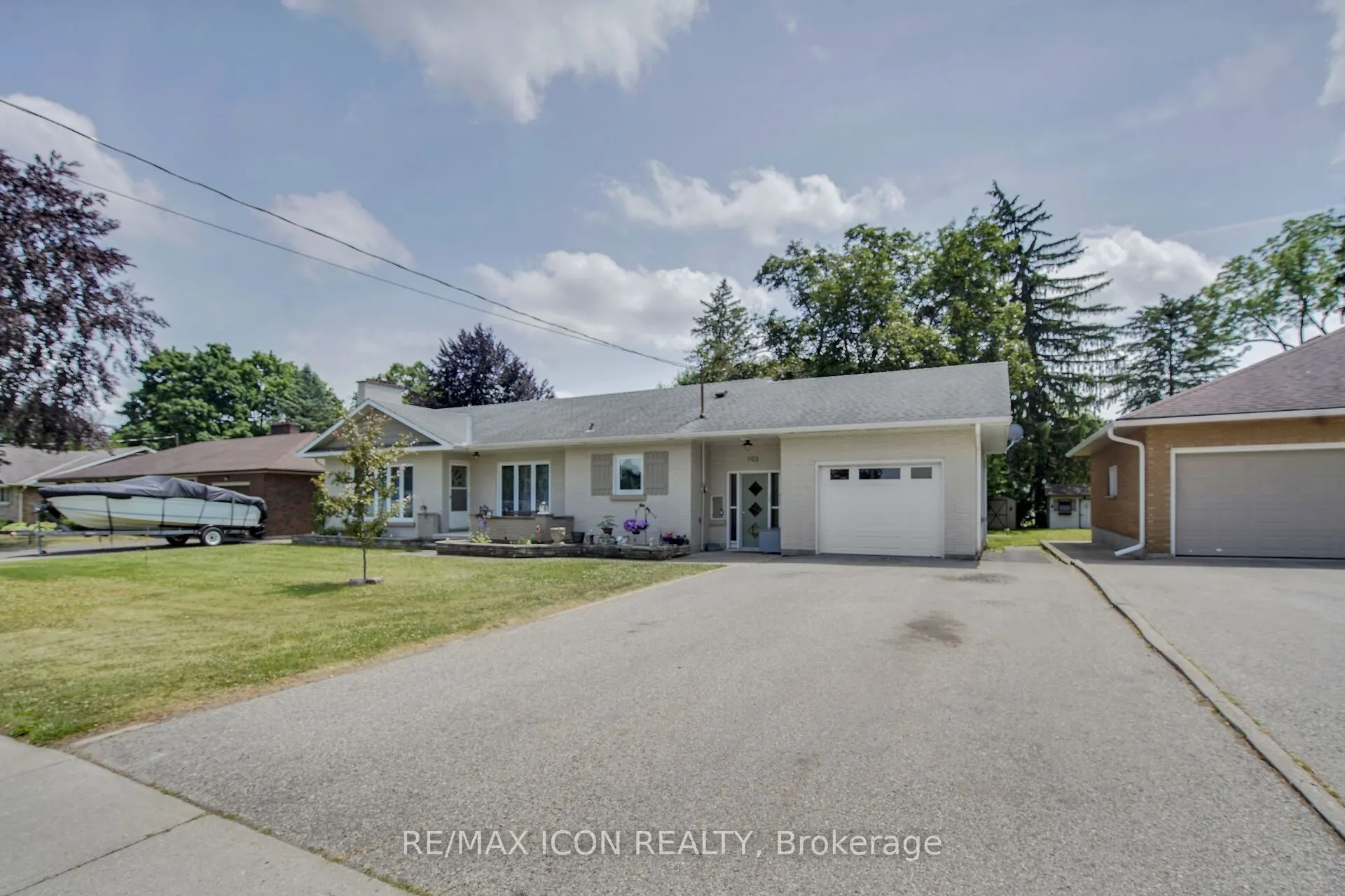 103 Brock Street E