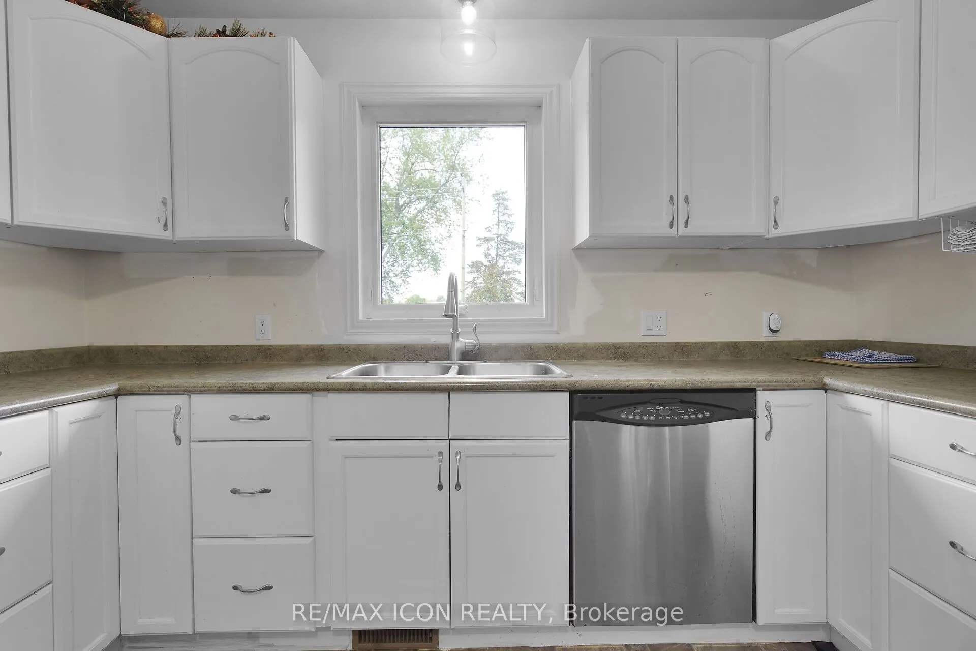 103 Brock Street E