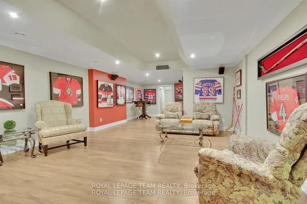 5591 Manotick Main Street