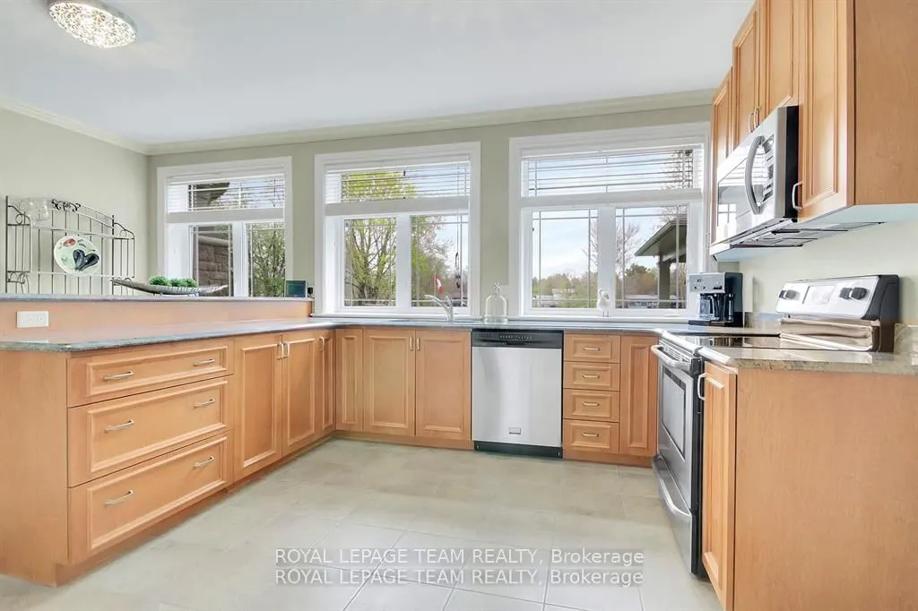 5591 Manotick Main Street