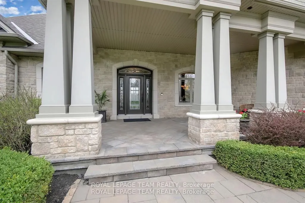 5591 Manotick Main Street