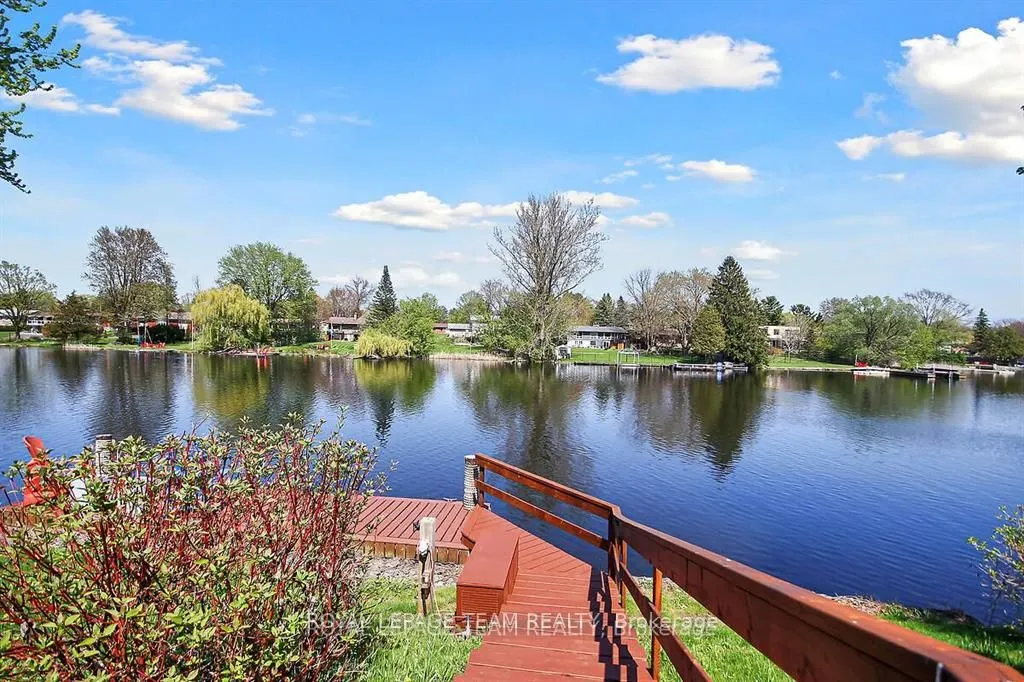5591 Manotick Main Street