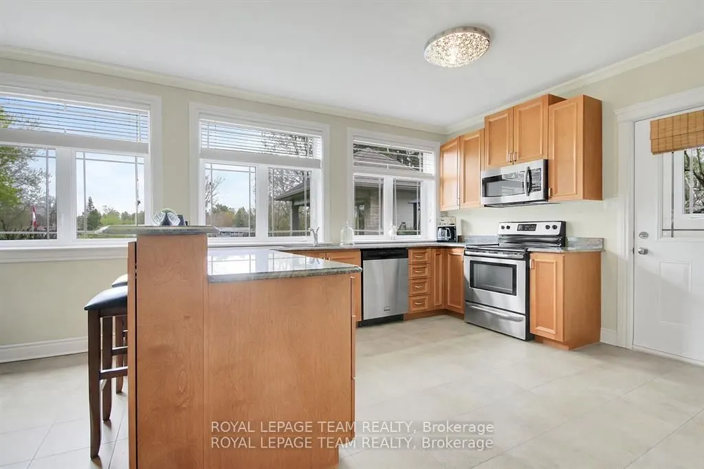 5591 Manotick Main Street