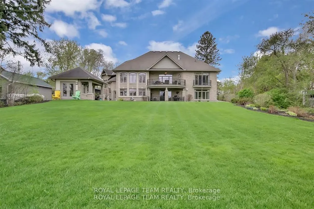 5591 Manotick Main Street