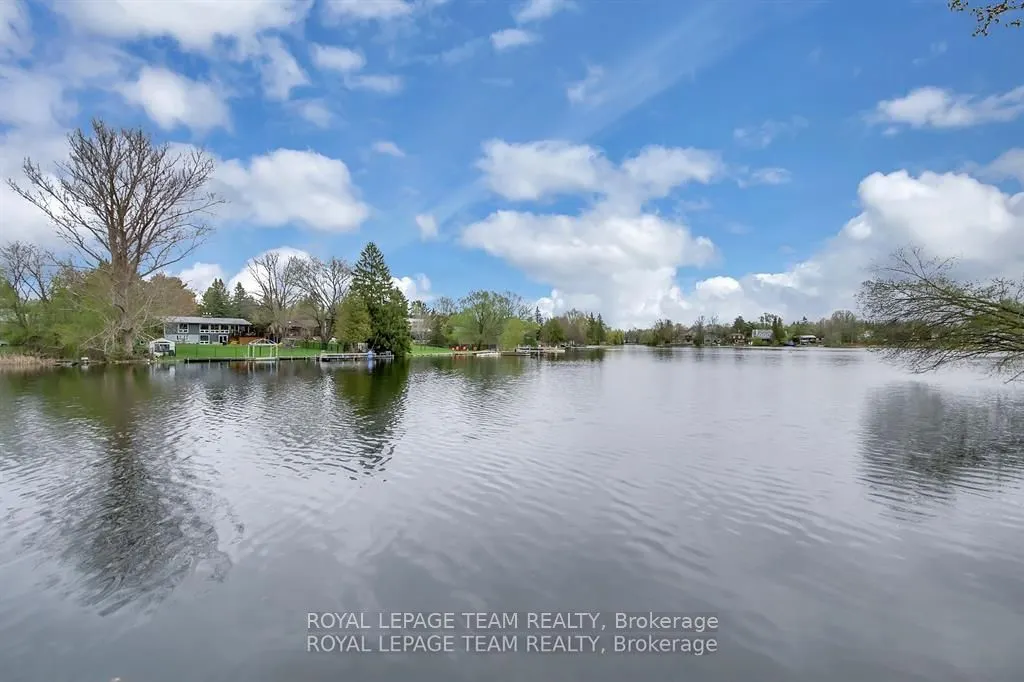 5591 Manotick Main Street