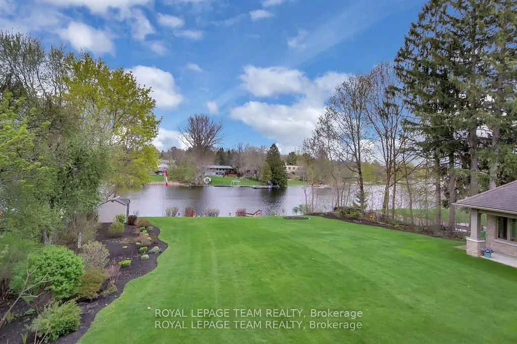 5591 Manotick Main Street