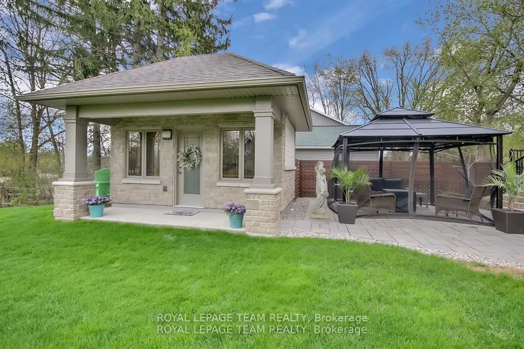5591 Manotick Main Street