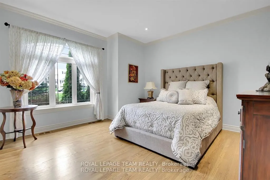 5591 Manotick Main Street
