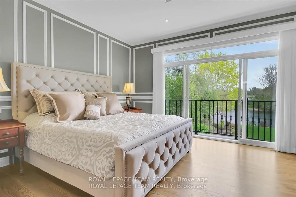 5591 Manotick Main Street