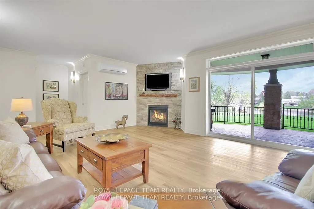 5591 Manotick Main Street