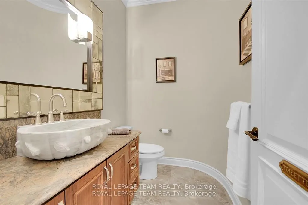 5591 Manotick Main Street