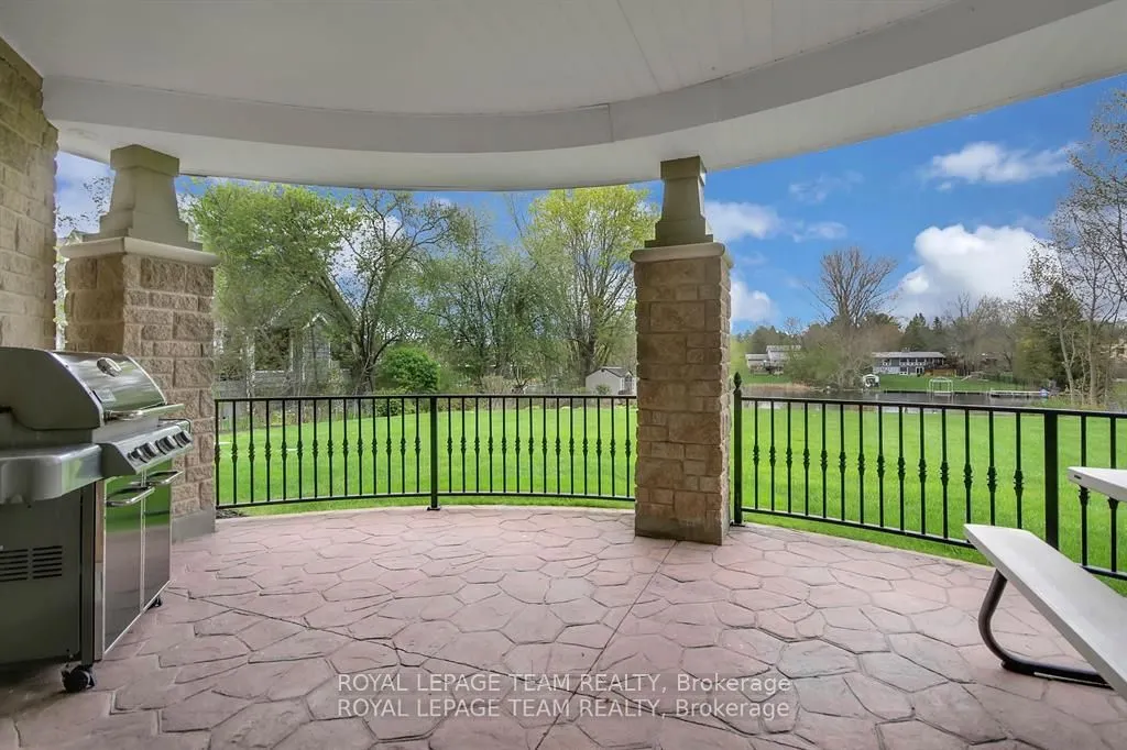 5591 Manotick Main Street