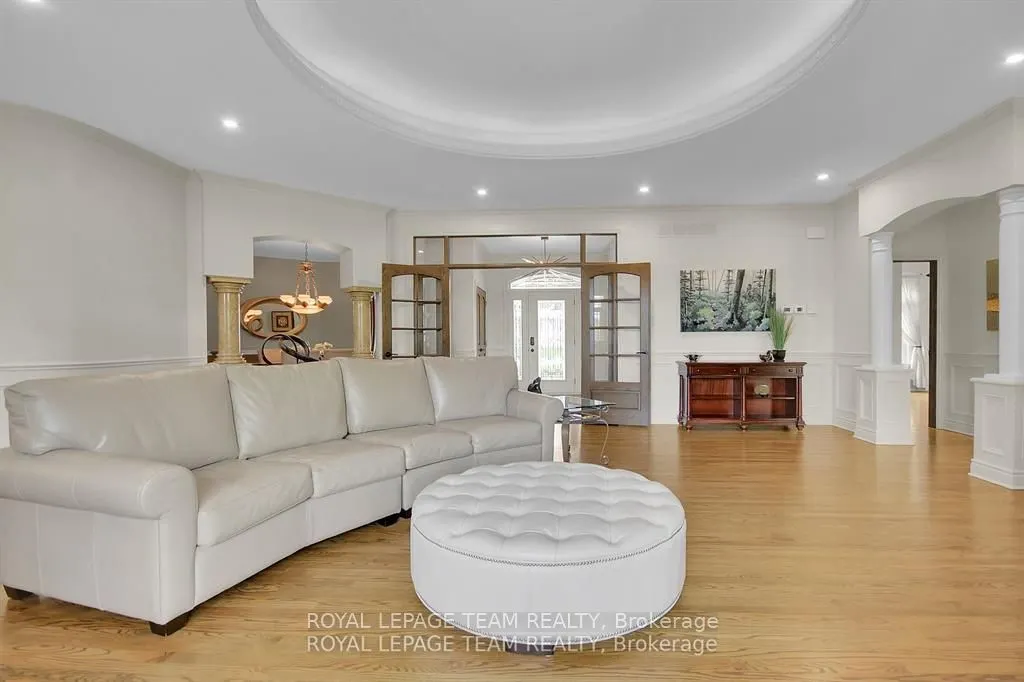 5591 Manotick Main Street