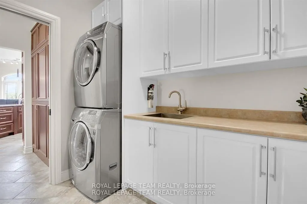 5591 Manotick Main Street