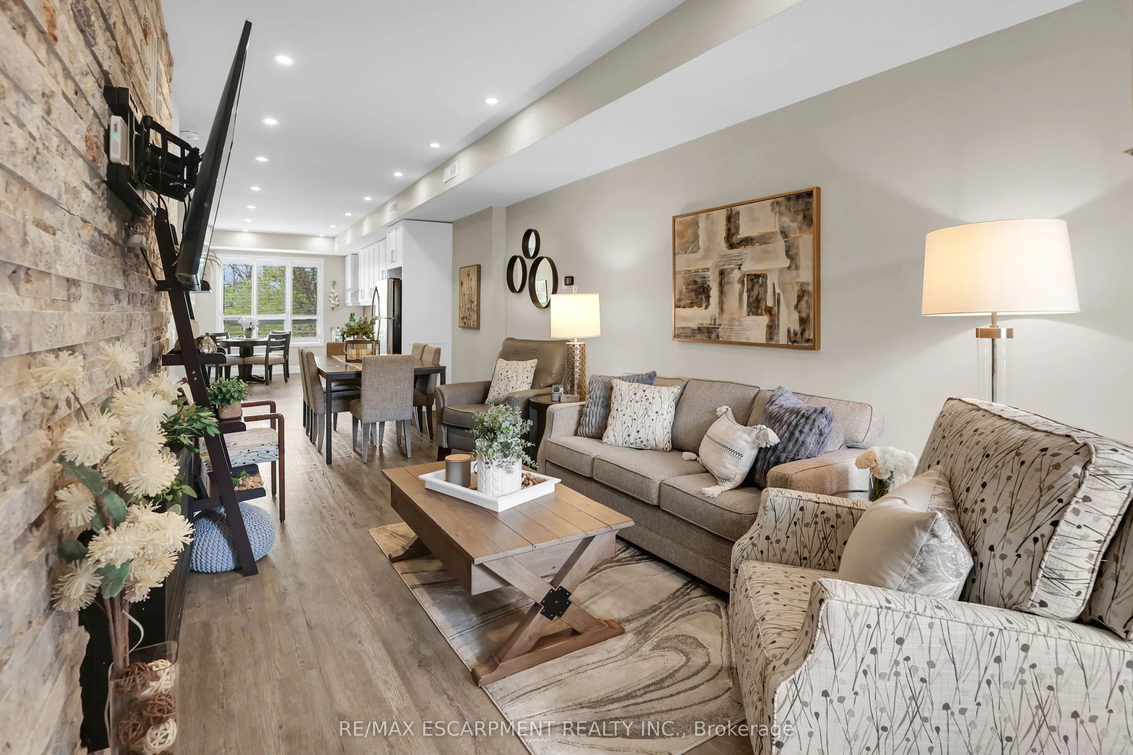 39 Robinson Street N, #4