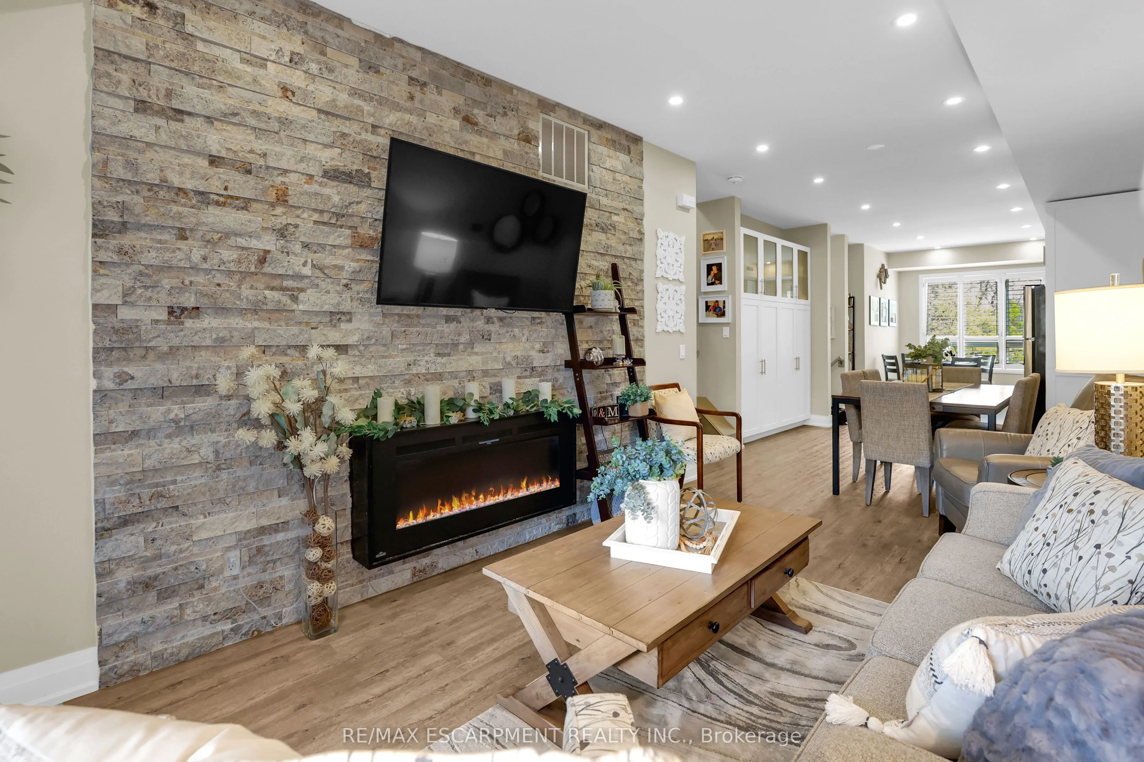 39 Robinson Street N, #4