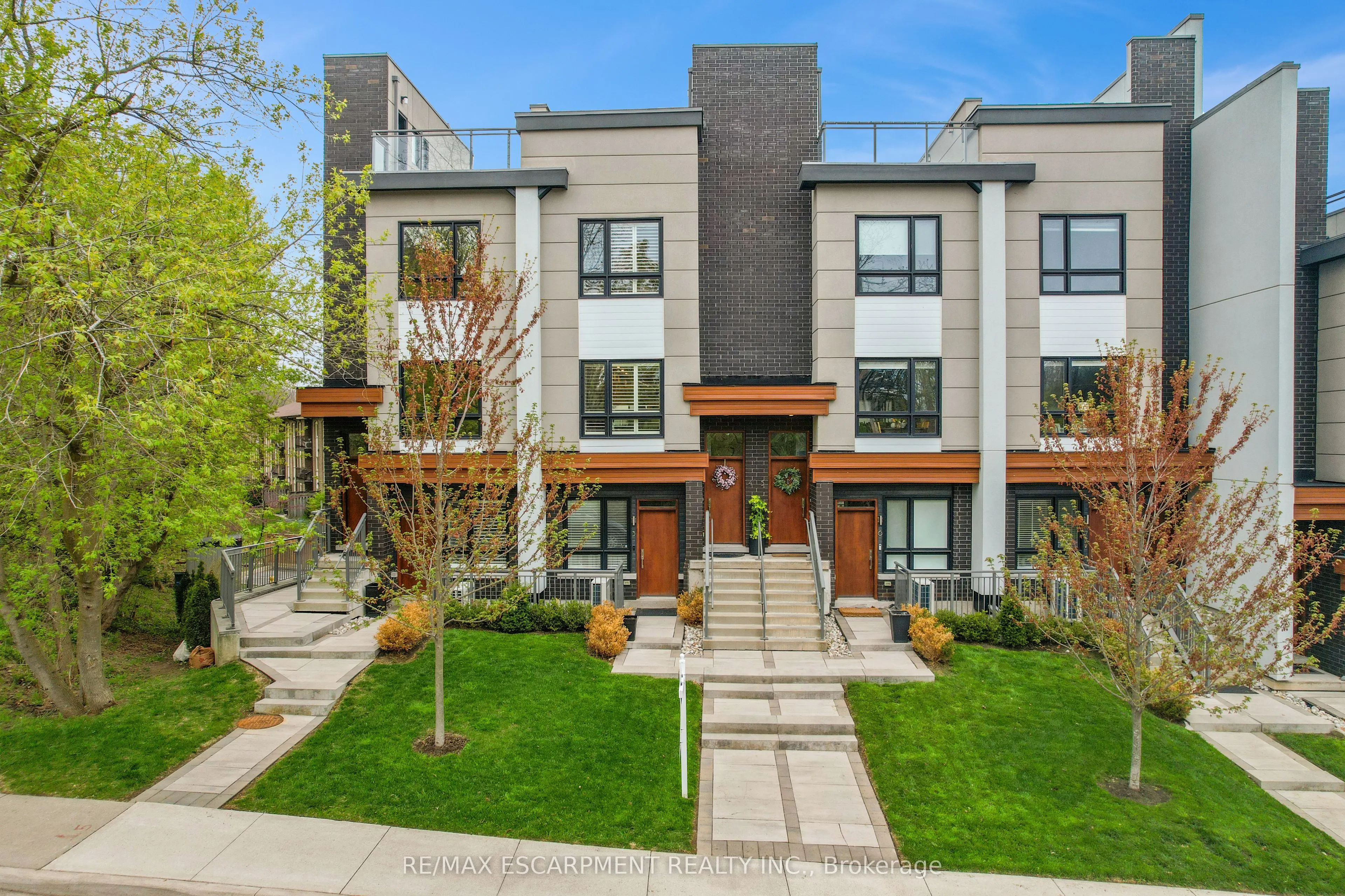 39 Robinson Street N, #4