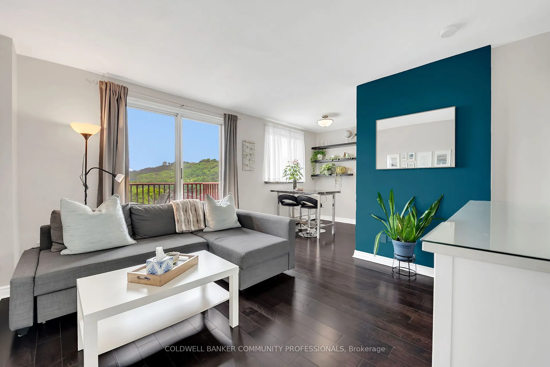 141 Catharine Street S, #806