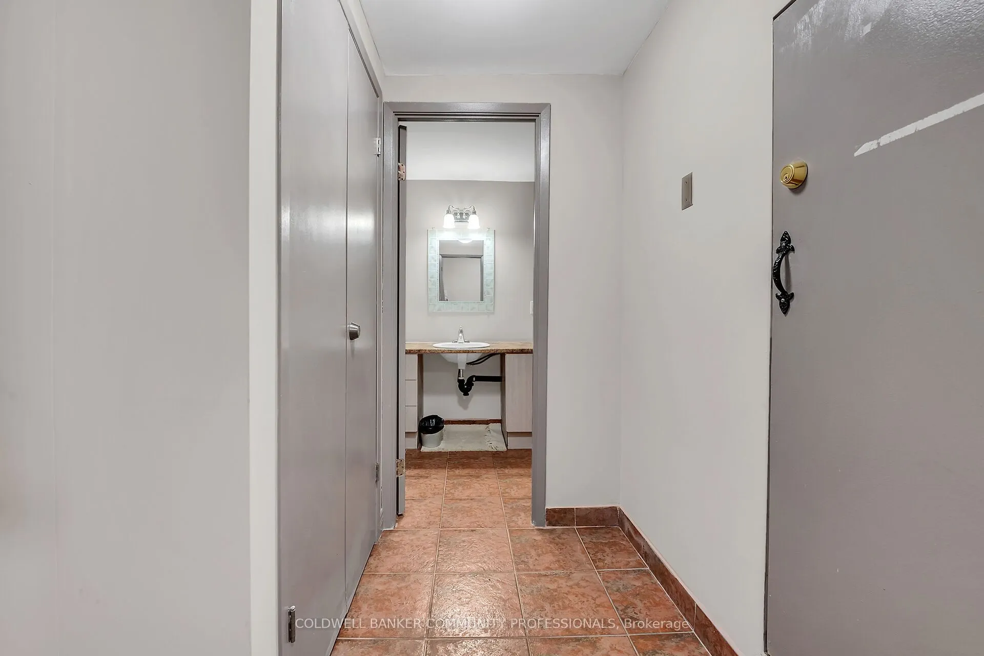 141 Catharine Street S, #806