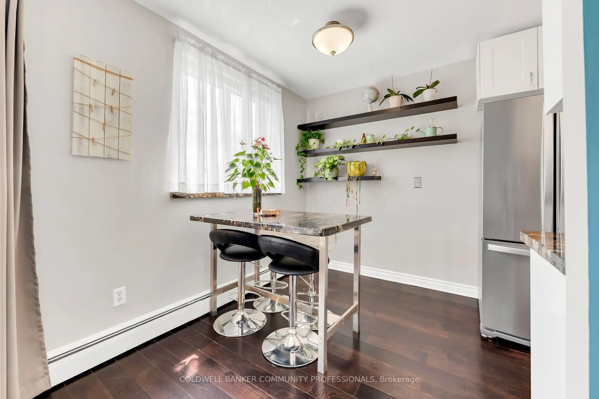 141 Catharine Street S, #806