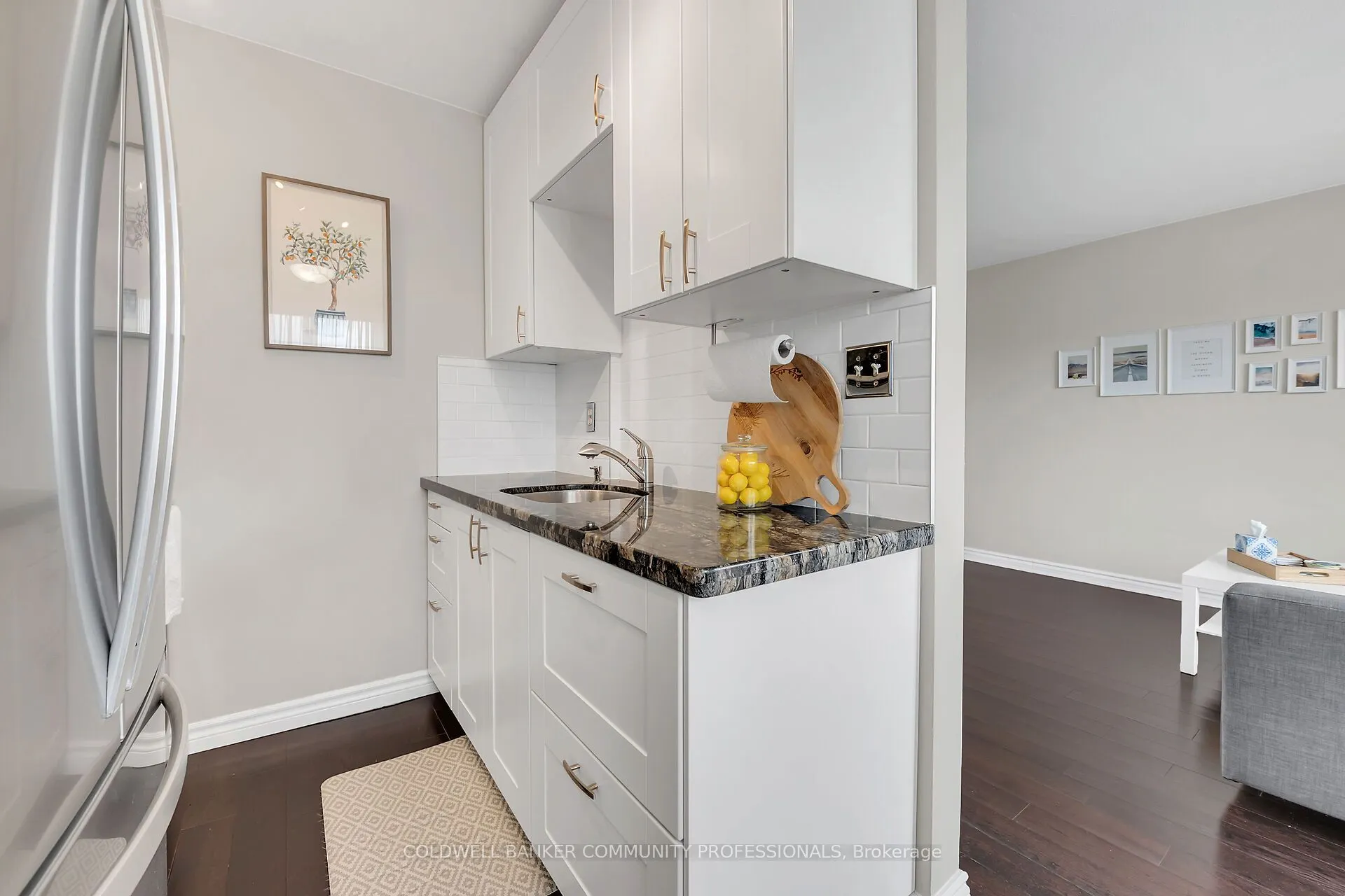 141 Catharine Street S, #806