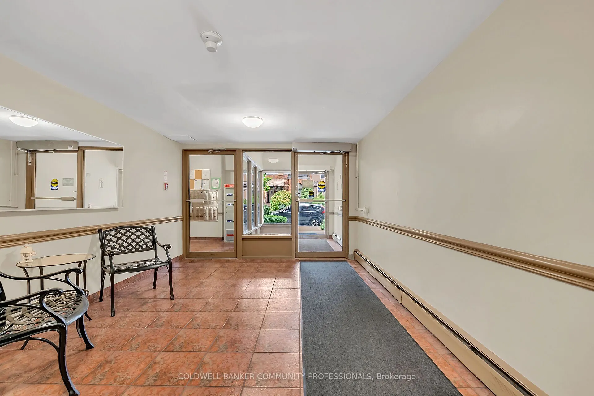 141 Catharine Street S, #806