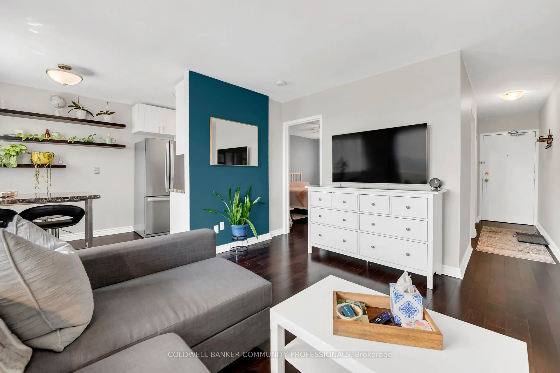 141 Catharine Street S, #806