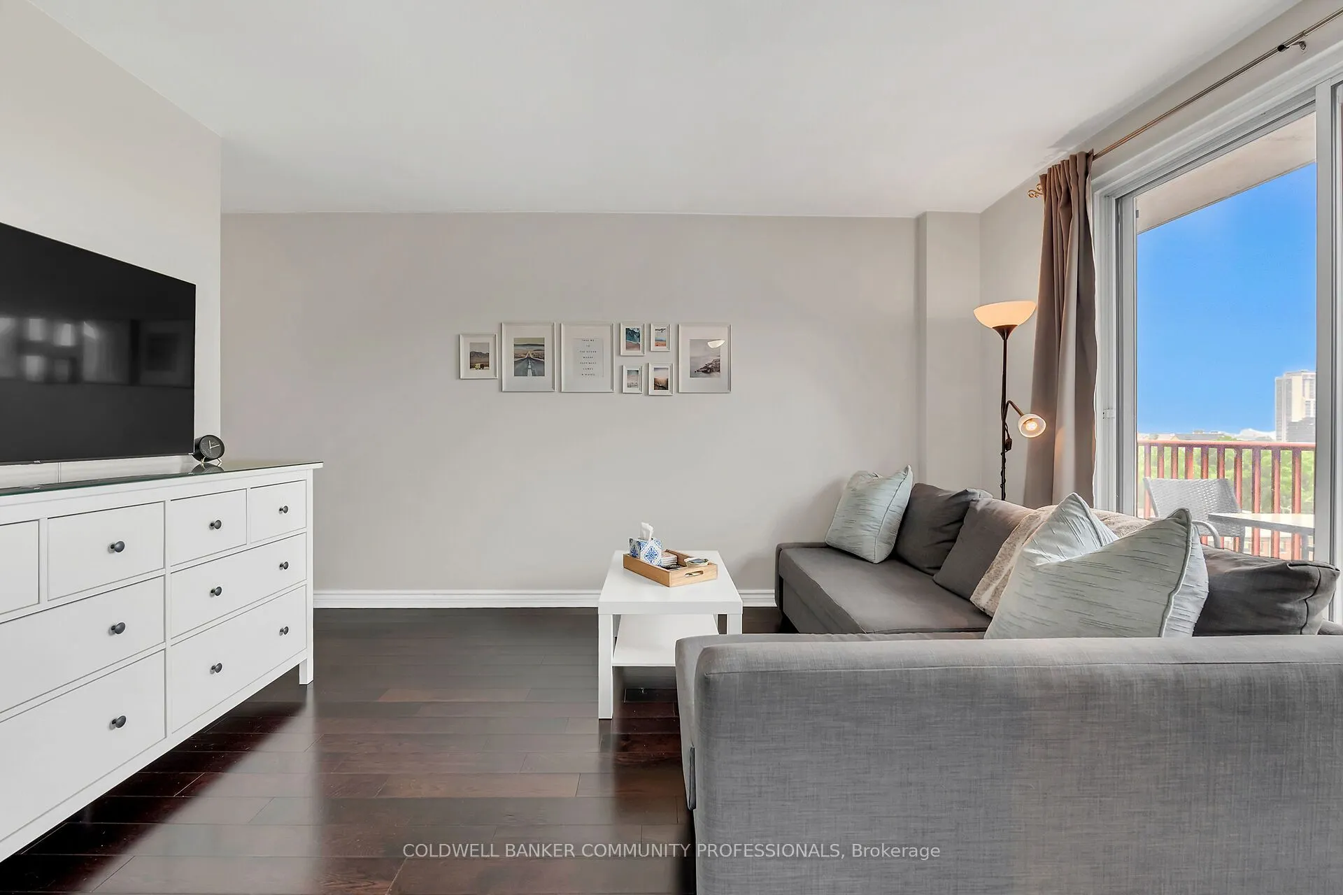 141 Catharine Street S, #806