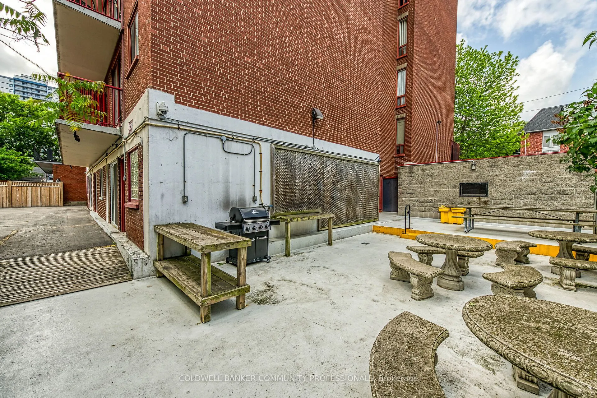 141 Catharine Street S, #806