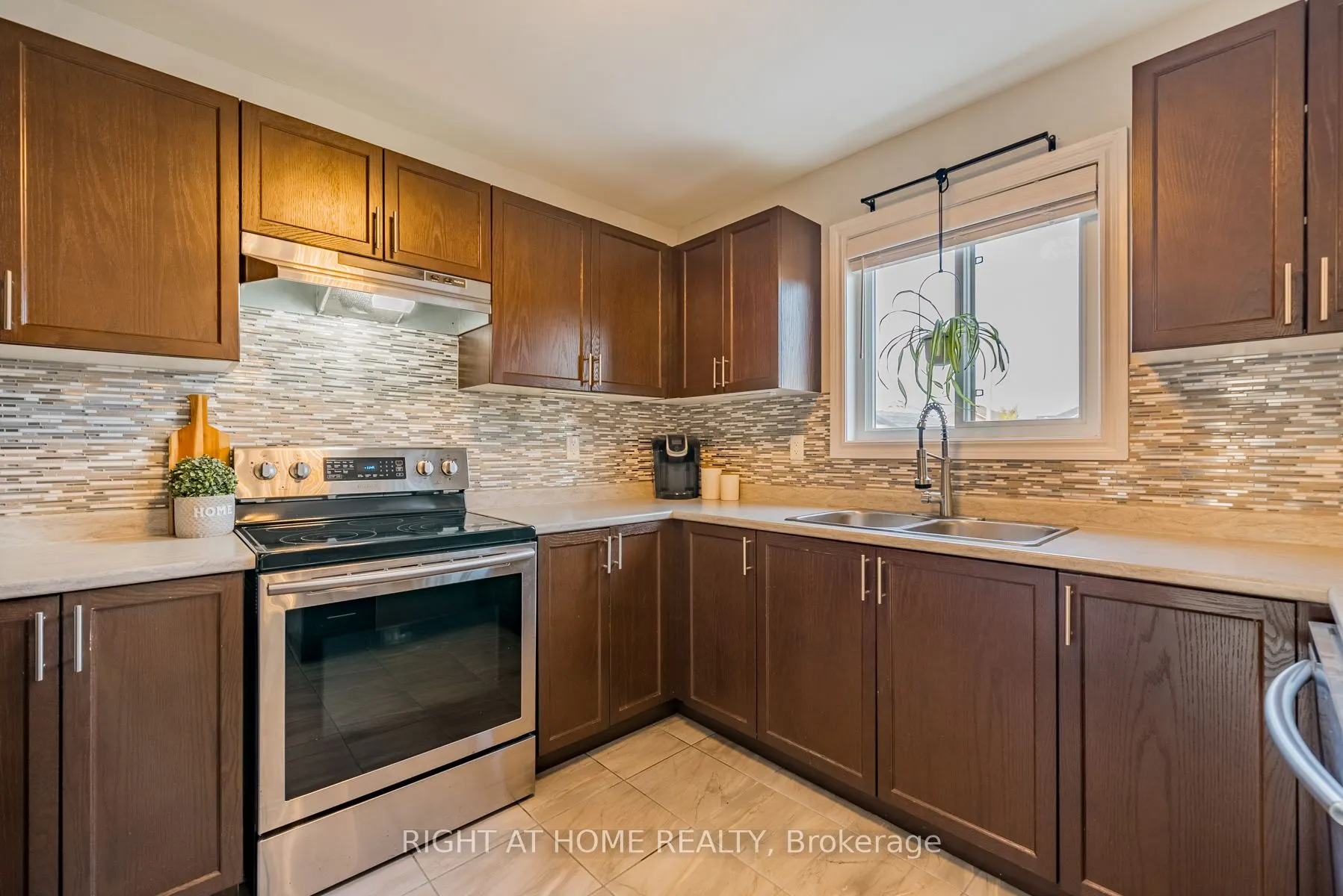 38 Claxton Crescent