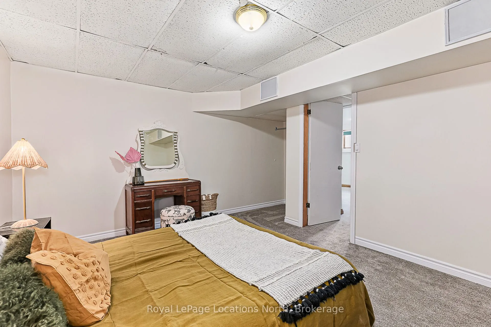 296 Lakeshore Road N