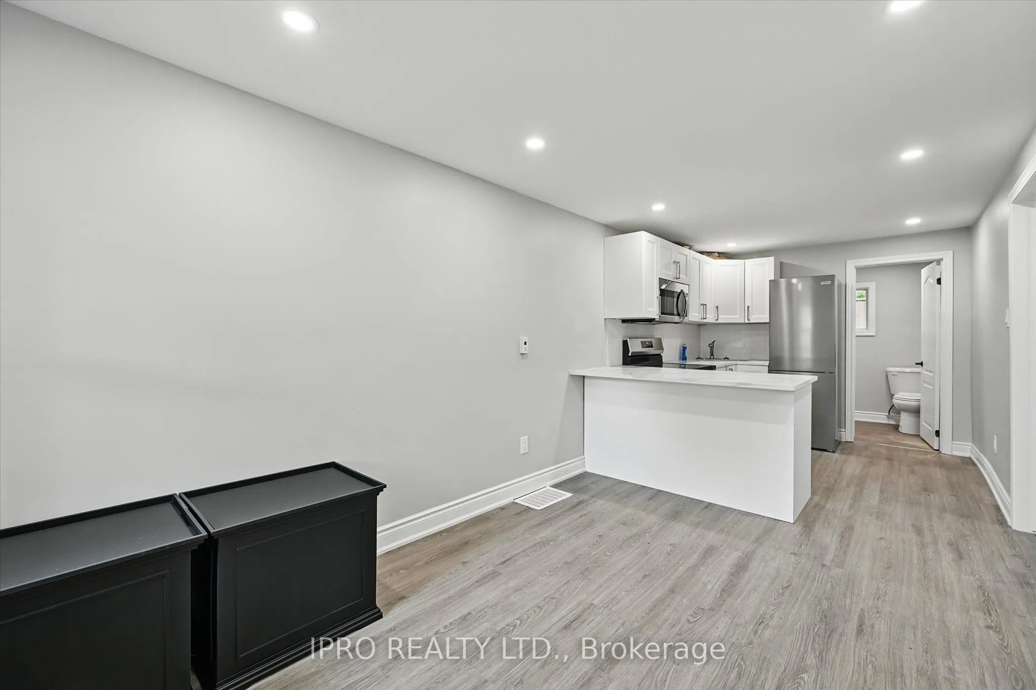 224 Rosslyn Avenue N