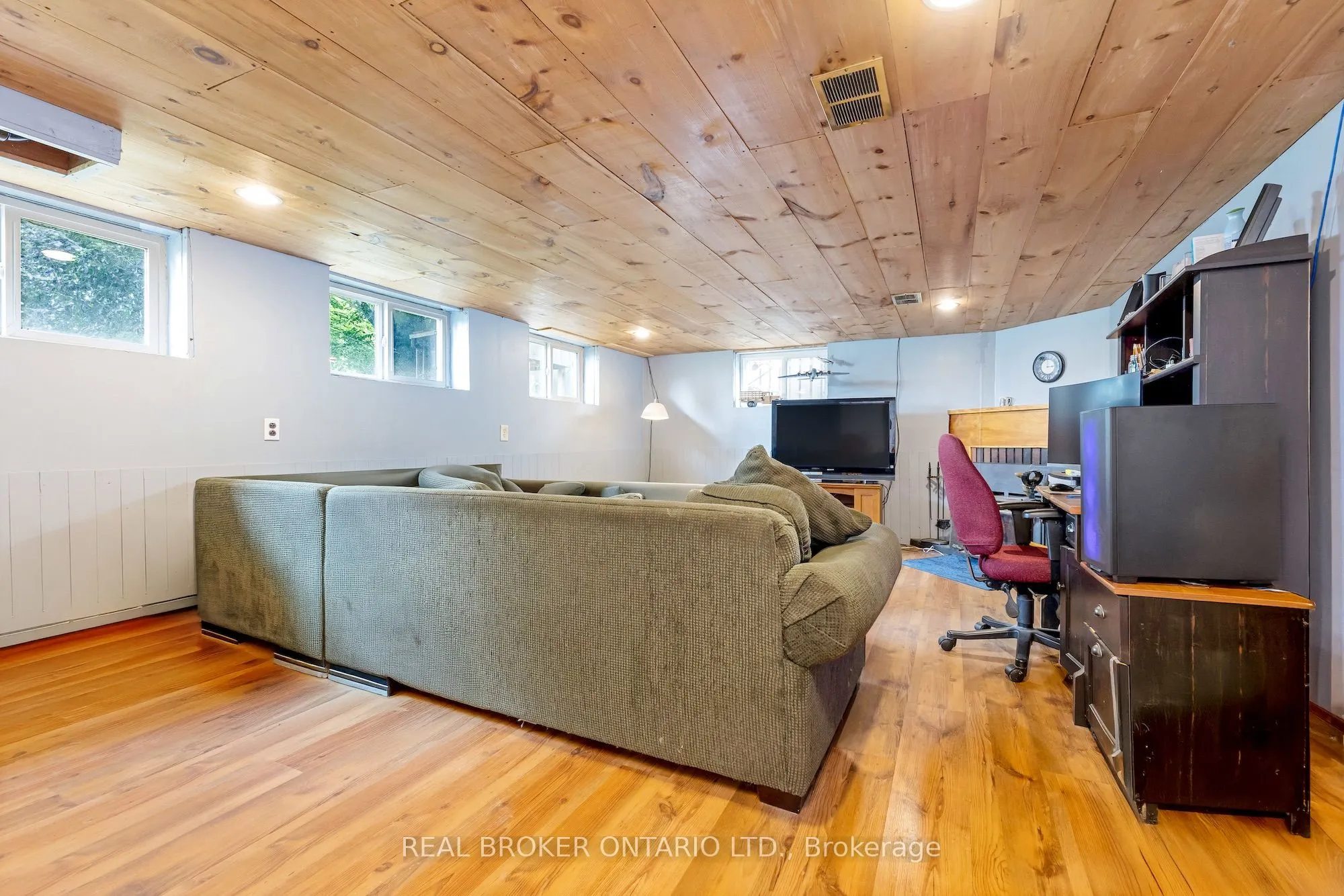 1767 Centre Road W