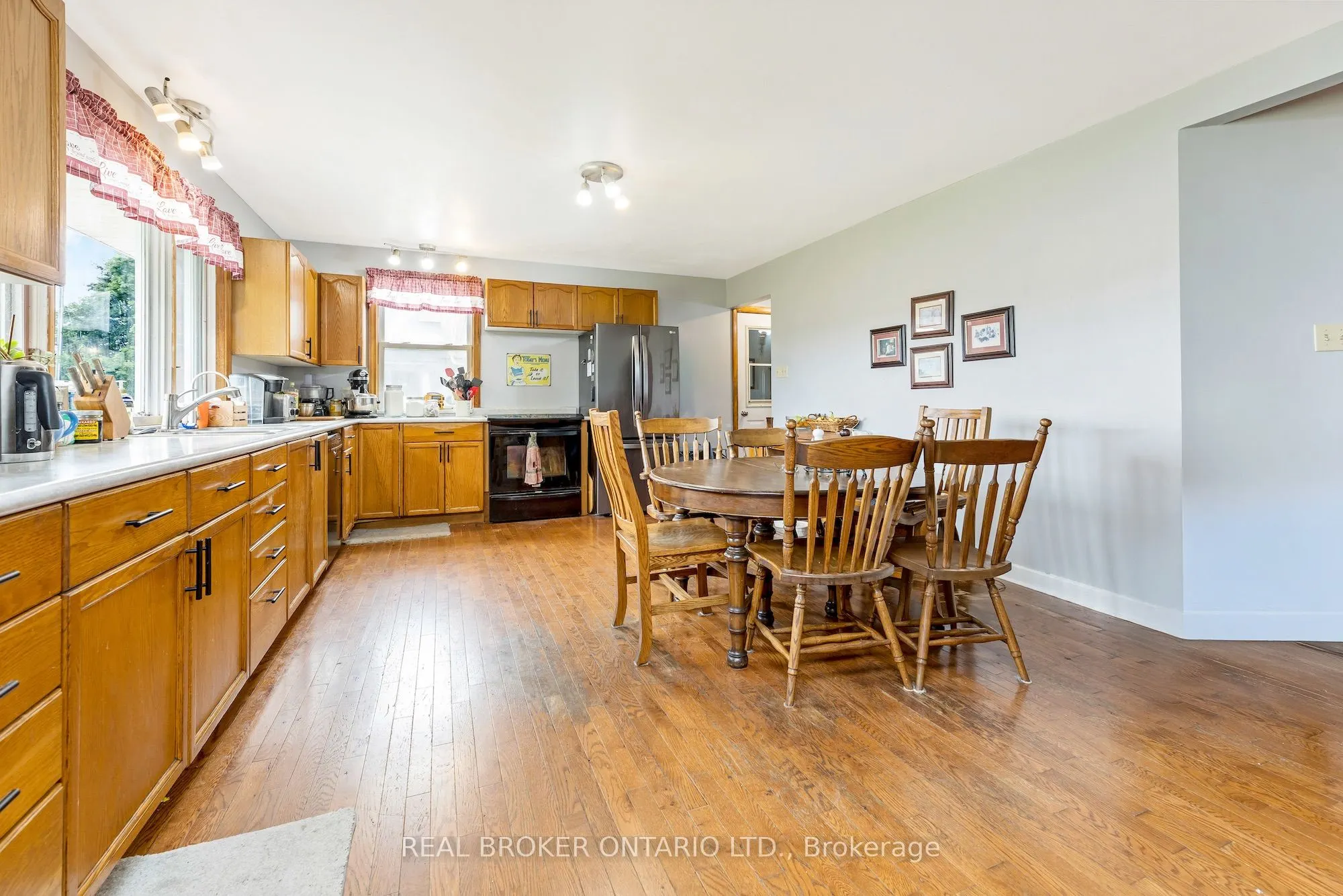 1767 Centre Road W