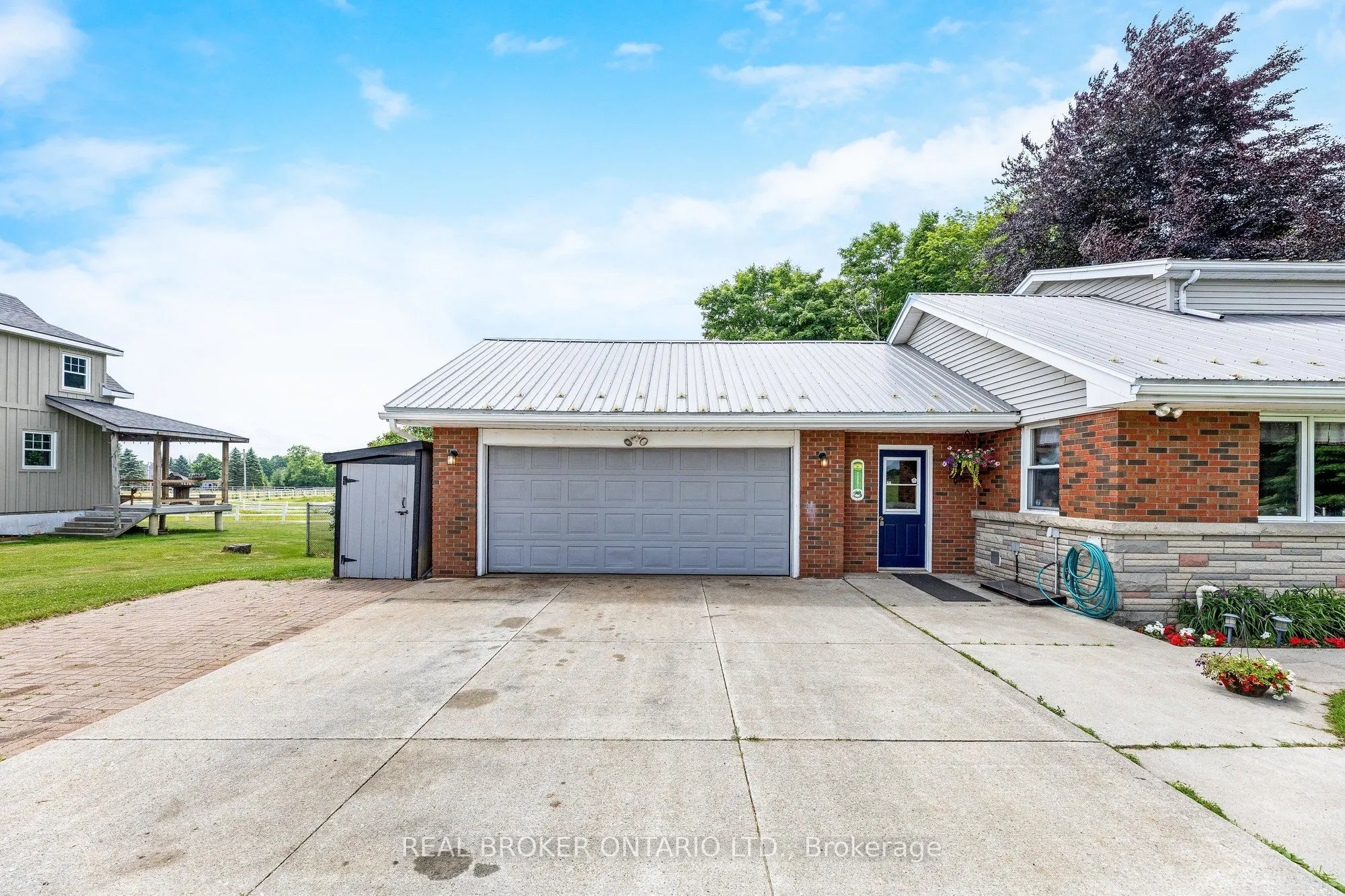 1767 Centre Road W