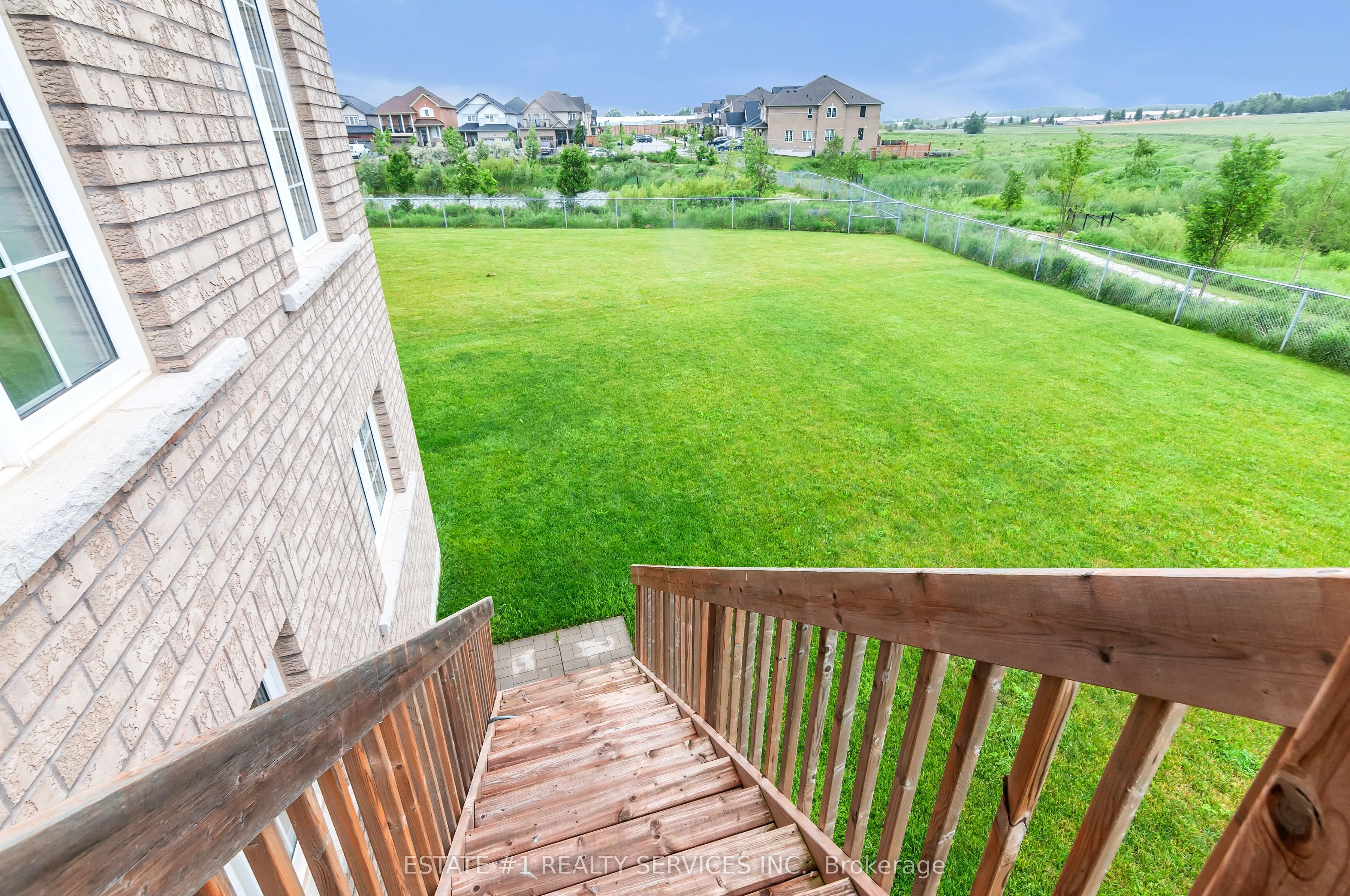 737 Gilmour Crescent