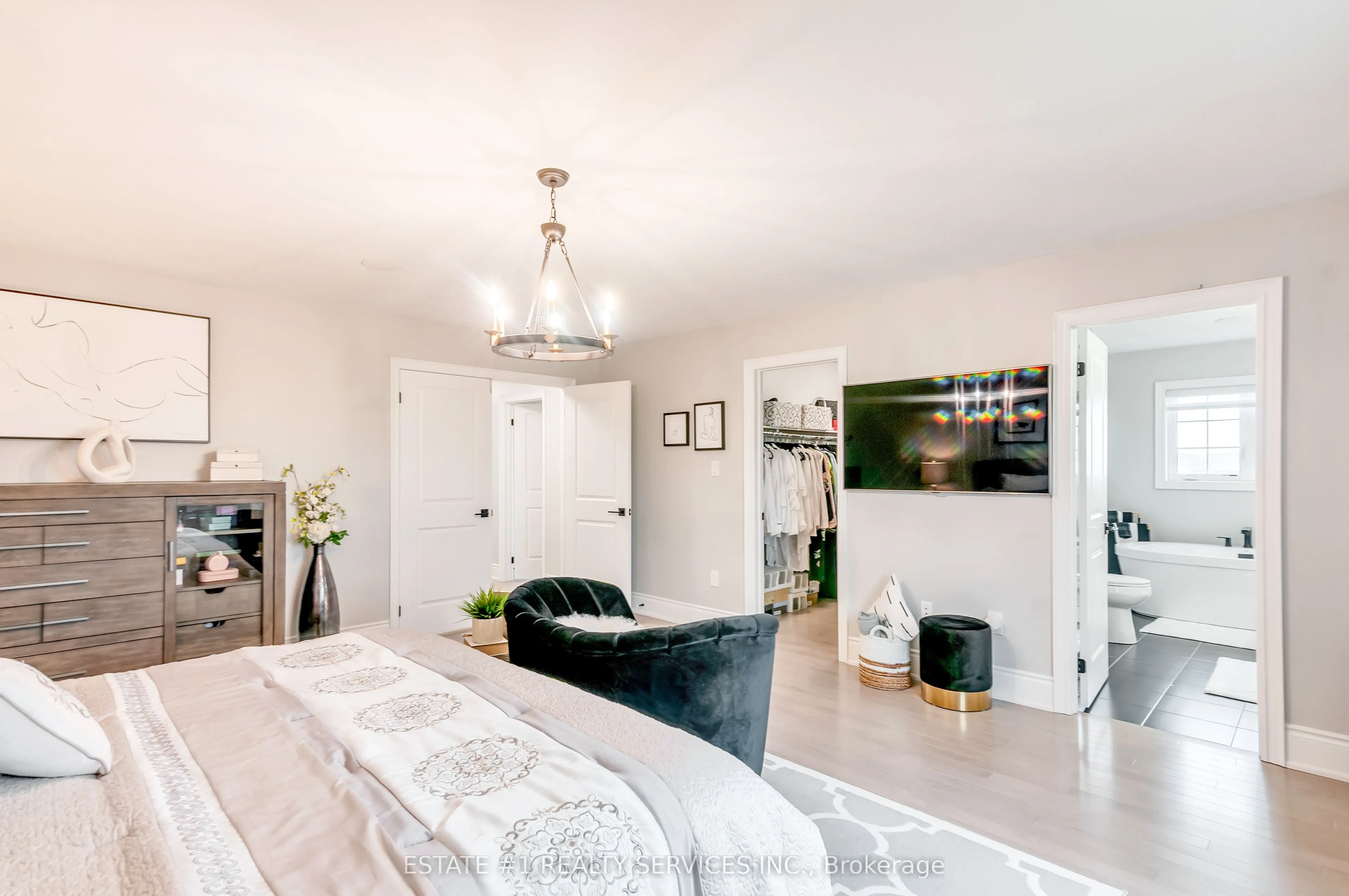 737 Gilmour Crescent