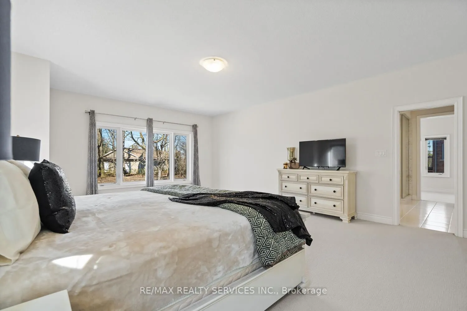 945 PONDCLIFFE Court