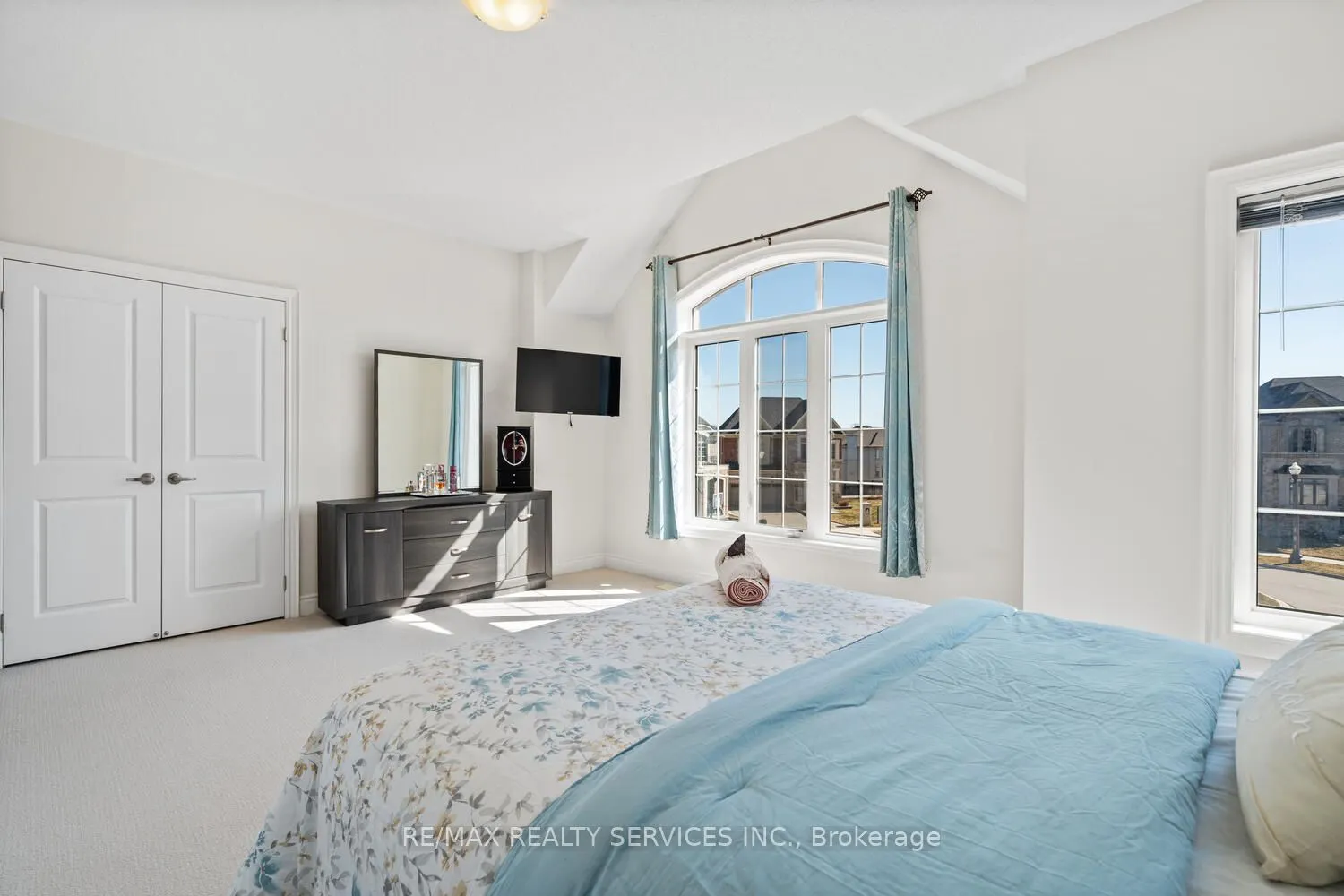 945 PONDCLIFFE Court