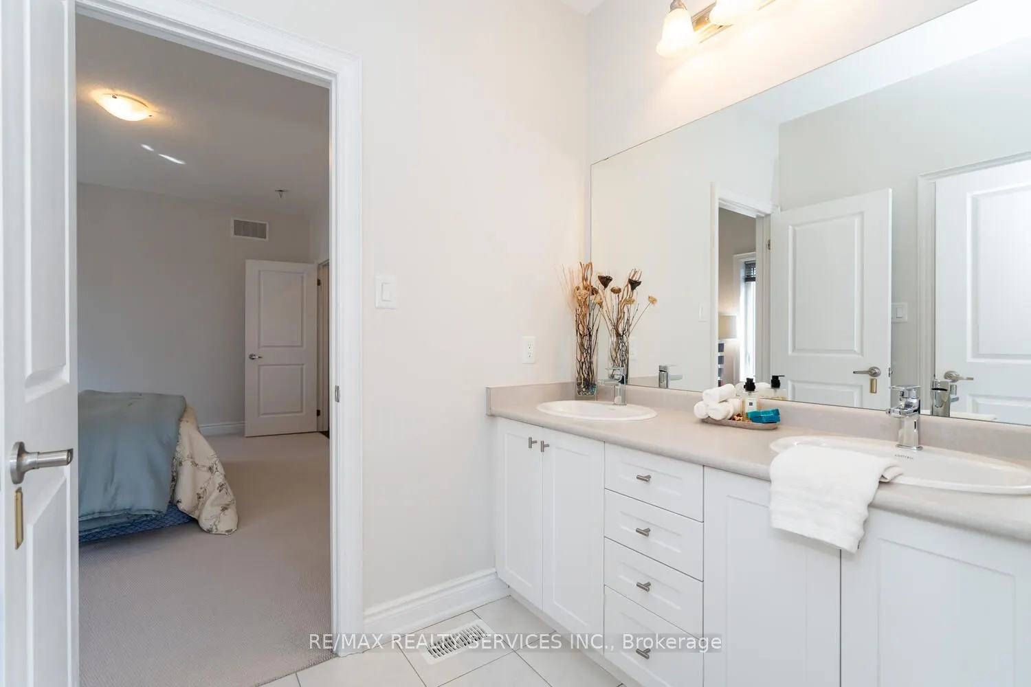 945 PONDCLIFFE Court