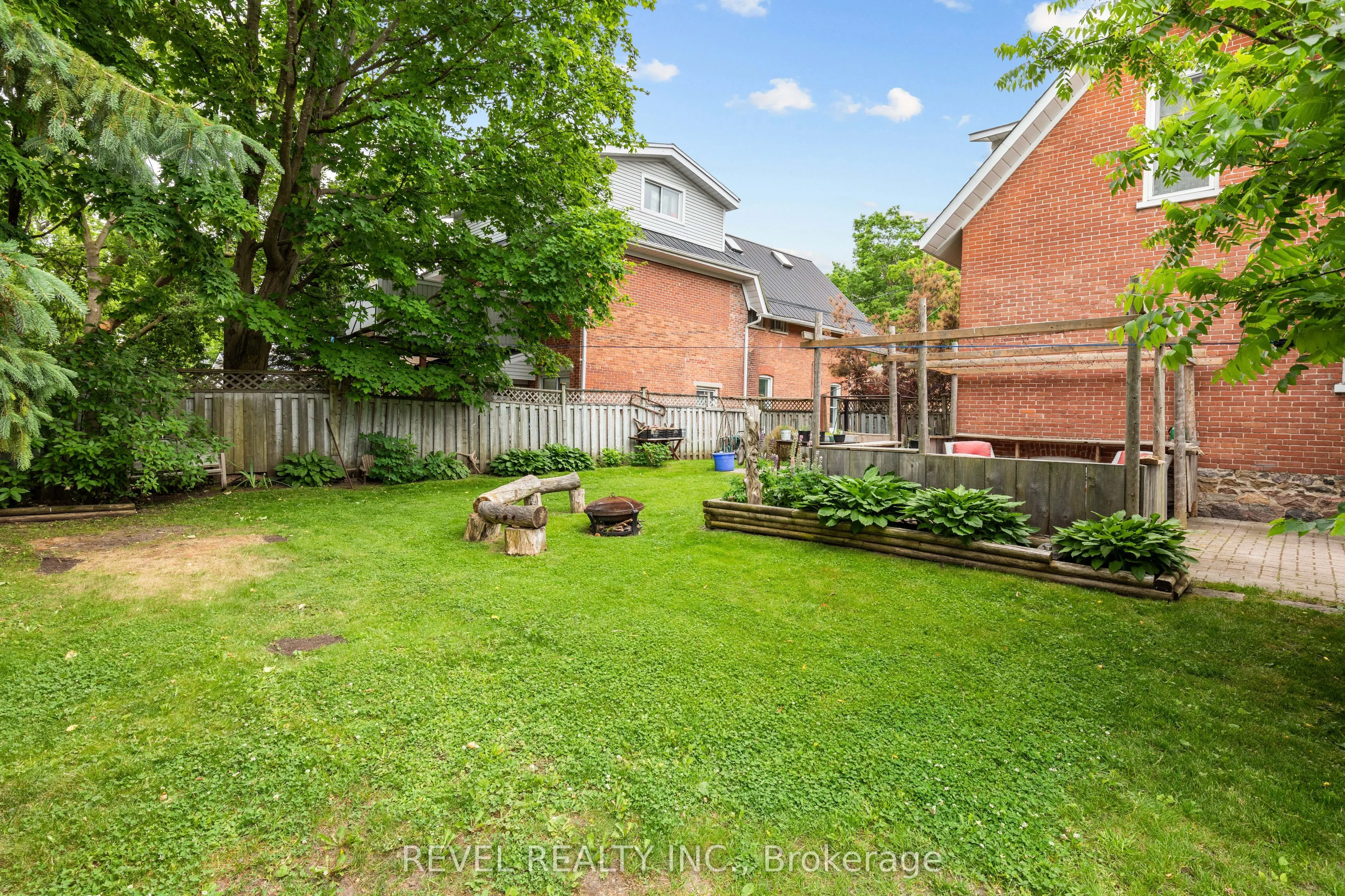 160 William Street N