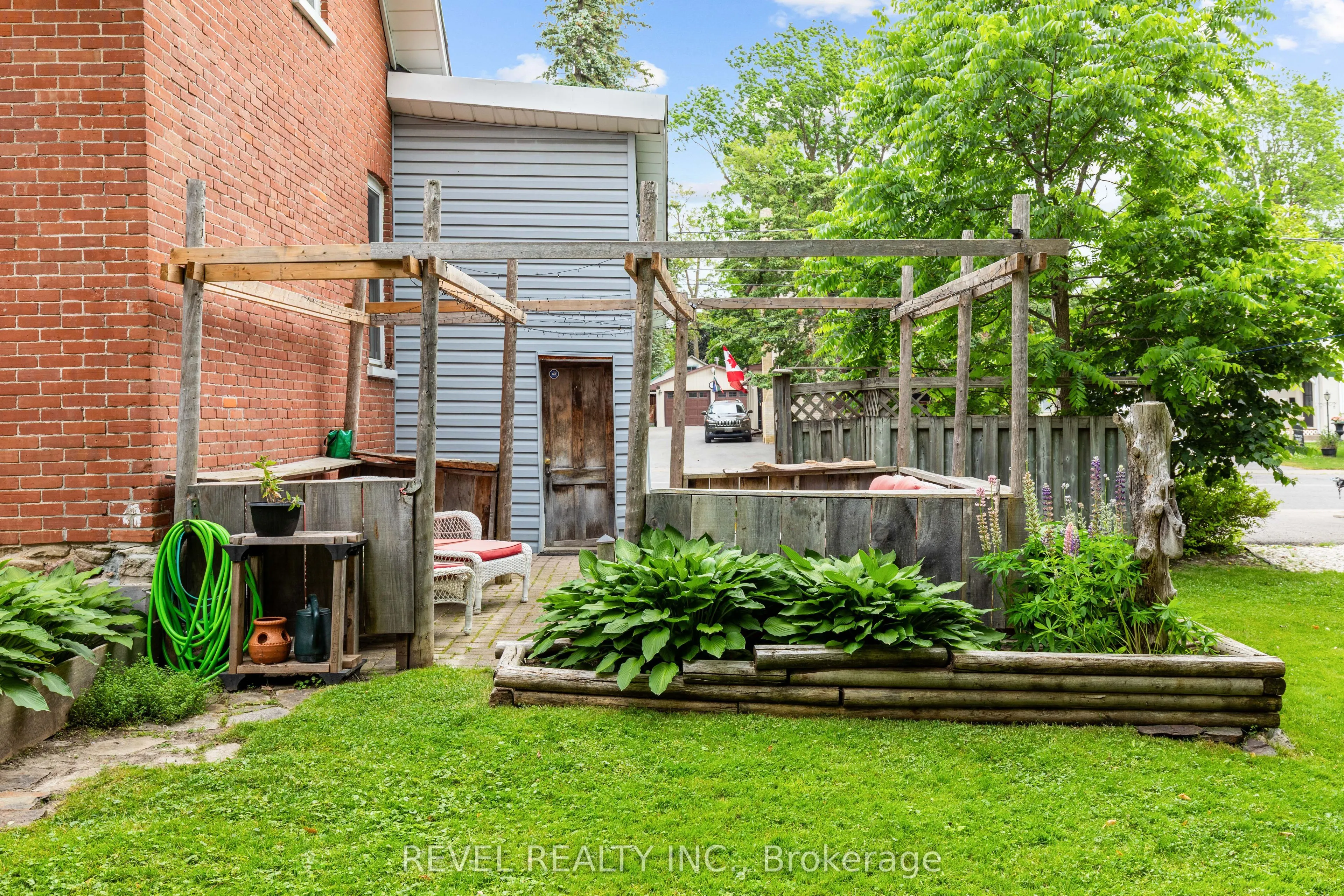 160 William Street N