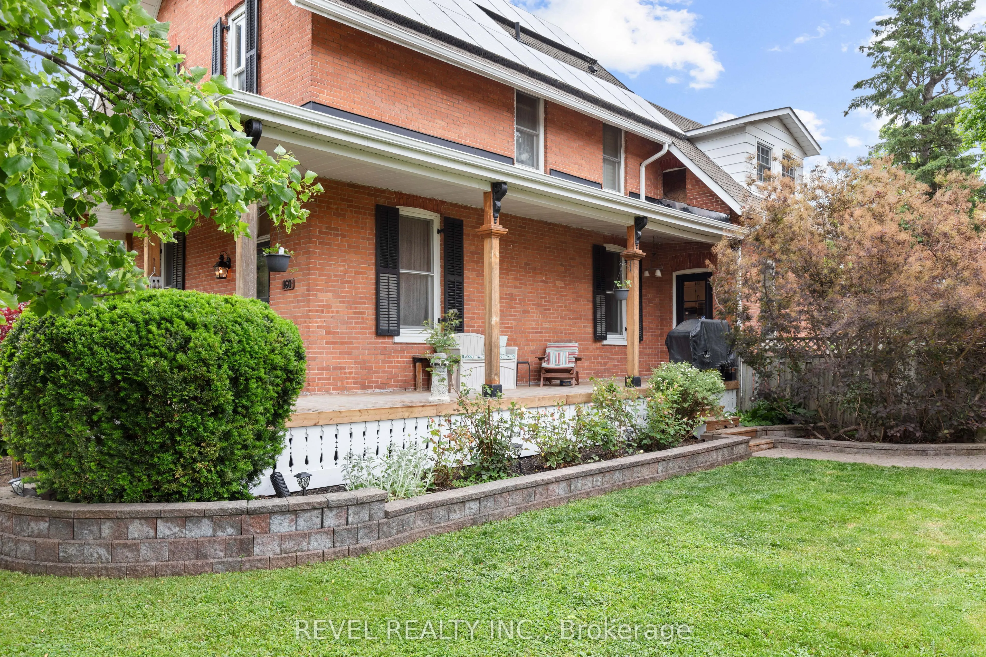 160 William Street N