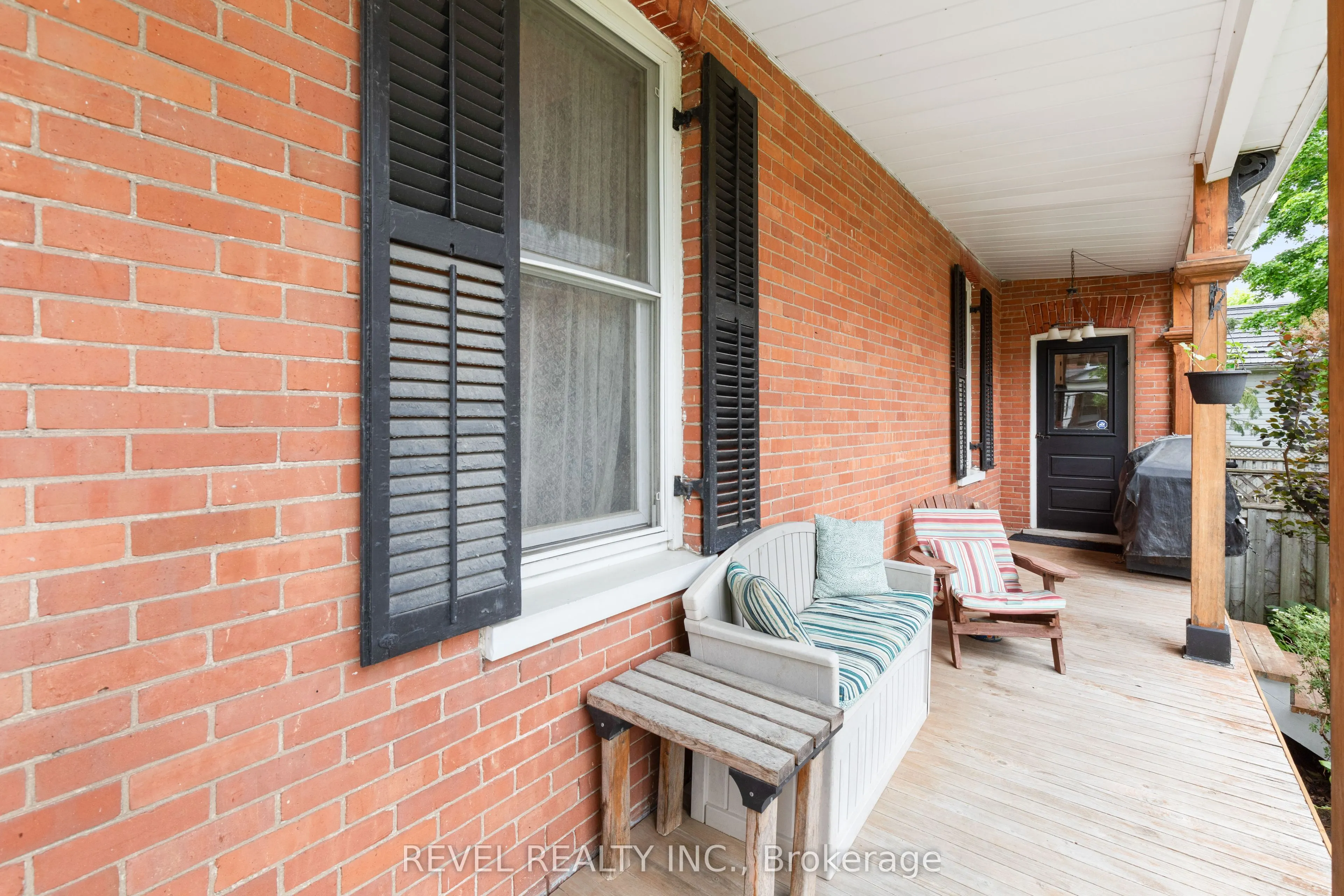 160 William Street N