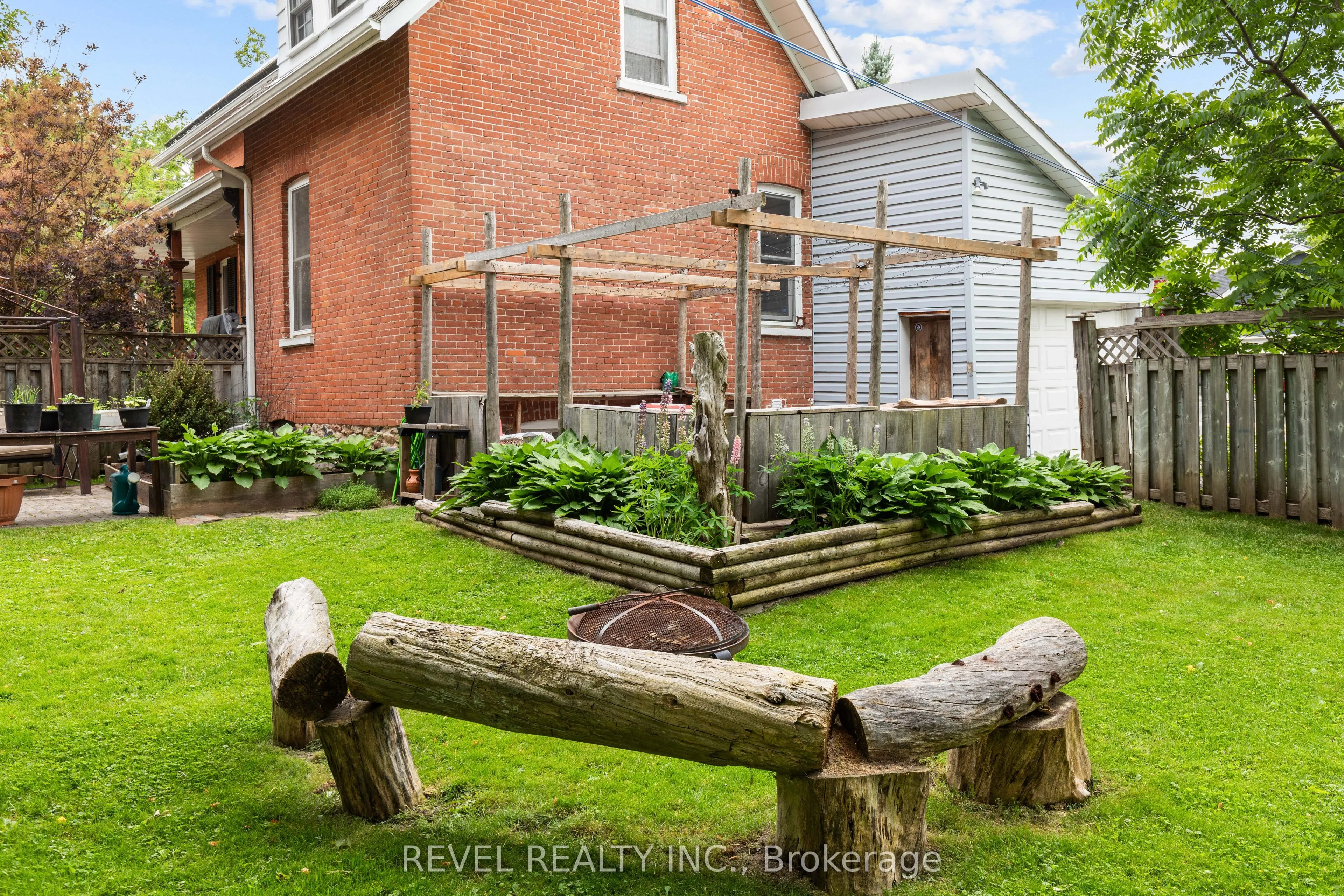 160 William Street N