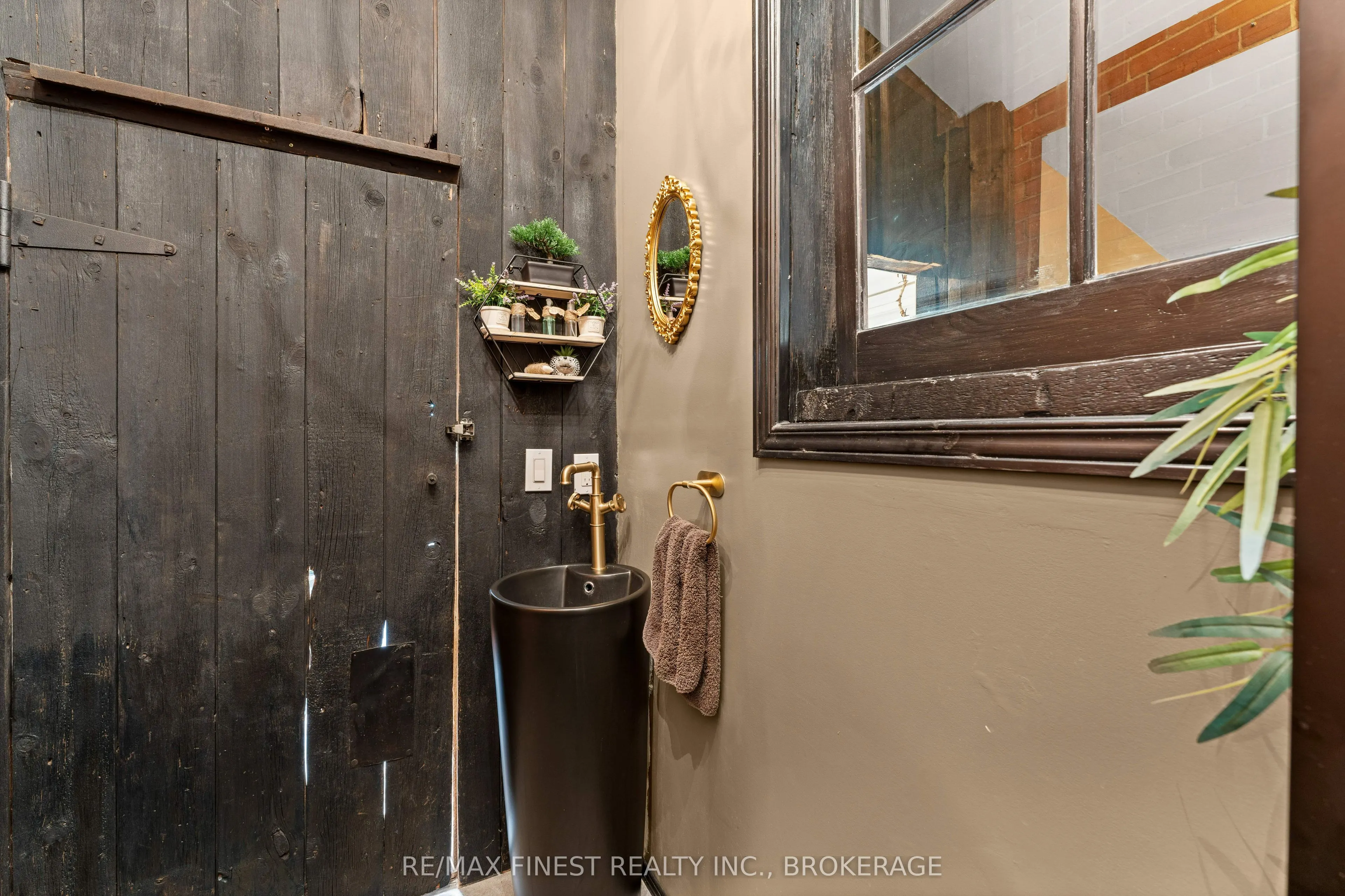 15 Graham Street E